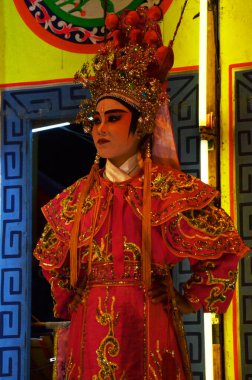 Çin kökenli Taylandlı aktörler 13 Mart 2011 'de Bangkok Tayland' da yerel halka yeni yıl festivalinde geleneksel Çin klasik operasını sunar.