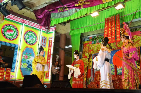 Çin kökenli Taylandlı aktörler 13 Mart 2011 'de Bangkok Tayland' da yerel halka yeni yıl festivalinde geleneksel Çin klasik operasını sunar.