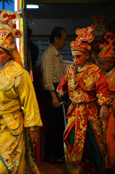 2011年3月13日にバンコクで開催された新年の祭りで 地元の人々を喜ばせるために 現在の伝統的な中国の現代古典オペラを演じる中国系タイ人 — ストック写真