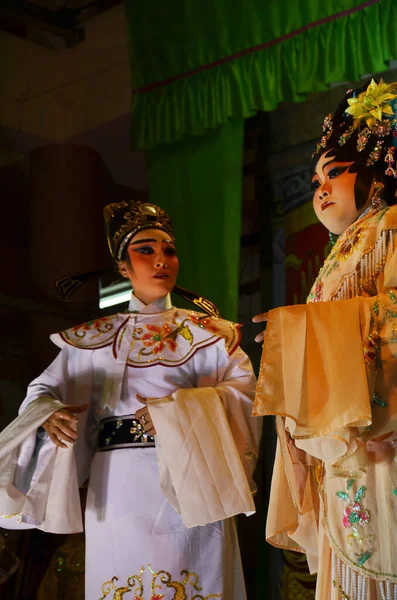 Çin kökenli Taylandlı aktörler 13 Mart 2011 'de Bangkok Tayland' da yerel halka yeni yıl festivalinde geleneksel Çin klasik operasını sunar.