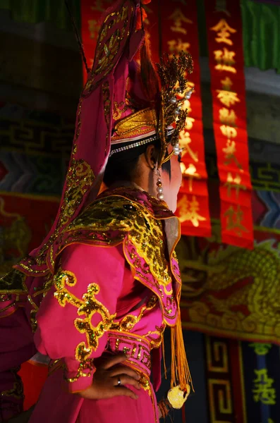 2011年3月13日にバンコクで開催された新年の祭りで 地元の人々を喜ばせるために 現在の伝統的な中国の現代古典オペラを演じる中国系タイ人 — ストック写真