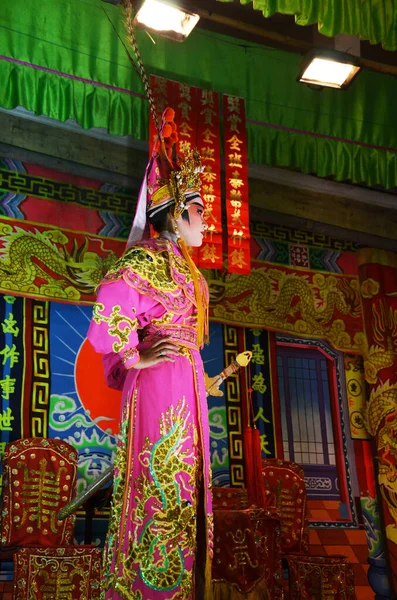 2011年3月13日にバンコクで開催された新年の祭りで 地元の人々を喜ばせるために 現在の伝統的な中国の現代古典オペラを演じる中国系タイ人 — ストック写真