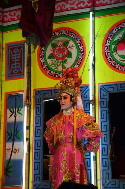 Çin kökenli Taylandlı aktörler 13 Mart 2011 'de Bangkok Tayland' da yerel halka yeni yıl festivalinde geleneksel Çin klasik operasını sunar.