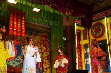 Çin kökenli Taylandlı aktörler 13 Mart 2011 'de Bangkok Tayland' da yerel halka yeni yıl festivalinde geleneksel Çin klasik operasını sunar.
