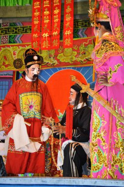 Çin kökenli Taylandlı aktörler 13 Mart 2011 'de Bangkok Tayland' da yerel halka yeni yıl festivalinde geleneksel Çin klasik operasını sunar.