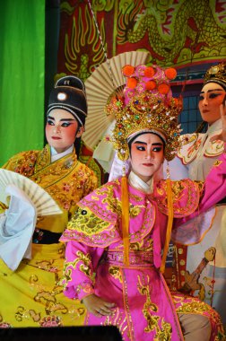 Çin kökenli Taylandlı aktörler 13 Mart 2011 'de Bangkok Tayland' da yerel halka yeni yıl festivalinde geleneksel Çin klasik operasını sunar.
