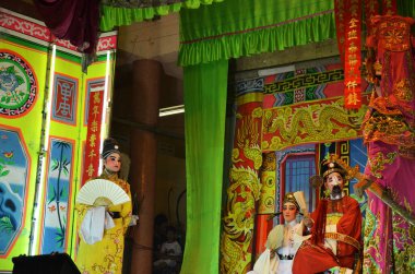 Çin kökenli Taylandlı aktörler 13 Mart 2011 'de Bangkok Tayland' da yerel halka yeni yıl festivalinde geleneksel Çin klasik operasını sunar.