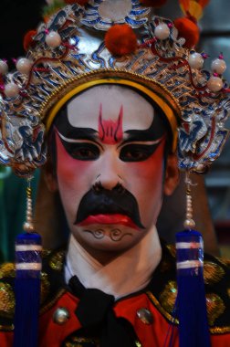 Çin kökenli Taylandlı aktörler 13 Mart 2011 'de Bangkok Tayland' da yerel halka yeni yıl festivalinde geleneksel Çin klasik operasını sunar.