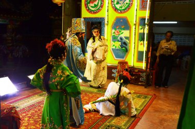 Çin kökenli Taylandlı aktörler 13 Mart 2011 'de Bangkok Tayland' da yerel halka yeni yıl festivalinde geleneksel Çin klasik operasını sunar.