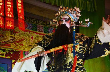 Çin kökenli Taylandlı aktörler 13 Mart 2011 'de Bangkok Tayland' da yerel halka yeni yıl festivalinde geleneksel Çin klasik operasını sunar.