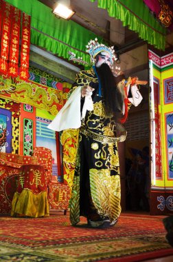 Çin kökenli Taylandlı aktörler 13 Mart 2011 'de Bangkok Tayland' da yerel halka yeni yıl festivalinde geleneksel Çin klasik operasını sunar.