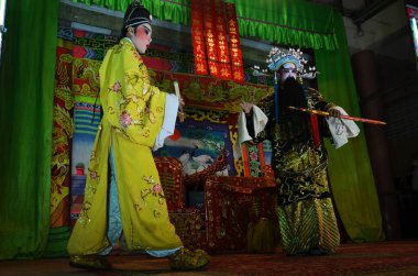 Çin kökenli Taylandlı aktörler 13 Mart 2011 'de Bangkok Tayland' da yerel halka yeni yıl festivalinde geleneksel Çin klasik operasını sunar.