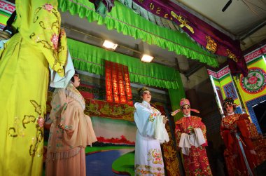 Çin kökenli Taylandlı aktörler 13 Mart 2011 'de Bangkok Tayland' da yerel halka yeni yıl festivalinde geleneksel Çin klasik operasını sunar.