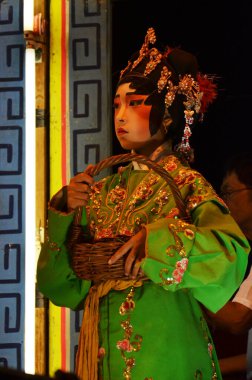 Çin kökenli Taylandlı aktörler 13 Mart 2011 'de Bangkok Tayland' da yerel halka yeni yıl festivalinde geleneksel Çin klasik operasını sunar.