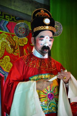 Çin kökenli Taylandlı aktörler 13 Mart 2011 'de Bangkok Tayland' da yerel halka yeni yıl festivalinde geleneksel Çin klasik operasını sunar.