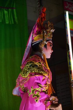 Çin kökenli Taylandlı aktörler 13 Mart 2011 'de Bangkok Tayland' da yerel halka yeni yıl festivalinde geleneksel Çin klasik operasını sunar.