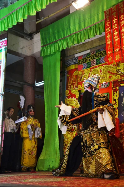 Çin kökenli Taylandlı aktörler 13 Mart 2011 'de Bangkok Tayland' da yerel halka yeni yıl festivalinde geleneksel Çin klasik operasını sunar.