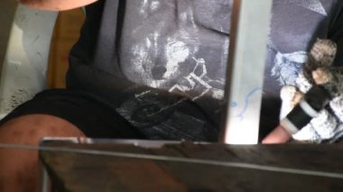 Taylandlı erkek teknisyenler, Tayland, Nonthaburi 'deki garaj atölyesinde elektrikli tungsten inert gaz kaynak makinesi kaynaklarını ve lehim çelik kapağını kullanıyor.