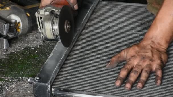 泰国Nonthaburi当地修车厂的男性技师专业人员使用磨石电动工具切割汽车散热器钢盖和修理固定车辆 — 图库视频影像