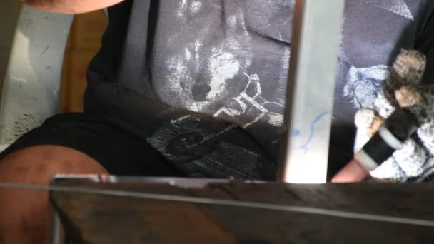 泰国Non Thaburi修车厂的泰国男性技师专业人员使用电动钨惰性气体焊接机 汽车散热器焊条和修理车辆焊条 — 图库视频影像