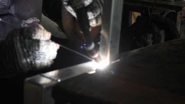 泰国Non Thaburi修车厂的泰国男性技师专业人员使用电动钨惰性气体焊接机 汽车散热器焊条和修理车辆焊条 — 图库视频影像