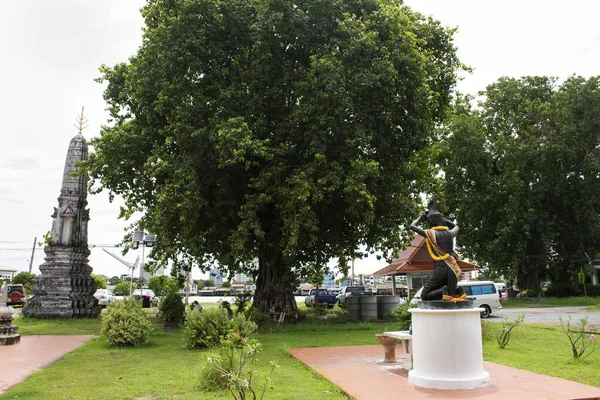 Oude Kluizenaar Eremiet Standbeeld Met Antieke Ruïne Stupa Chedi Voor — Stockfoto