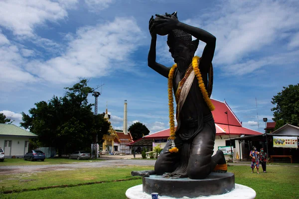 2022 태국논 부리에 사원에서 관광객들을 폐허에 라이트 방문하여 신비를 기도하는 — 스톡 사진