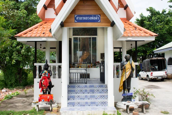 2022年6月7日 泰国农塔布里的小神龛 卫塞万或瓦萨瓦纳神像和西瓦里僧人前往拜望 并向他们致敬 祈祷神圣的秘密 — 图库照片