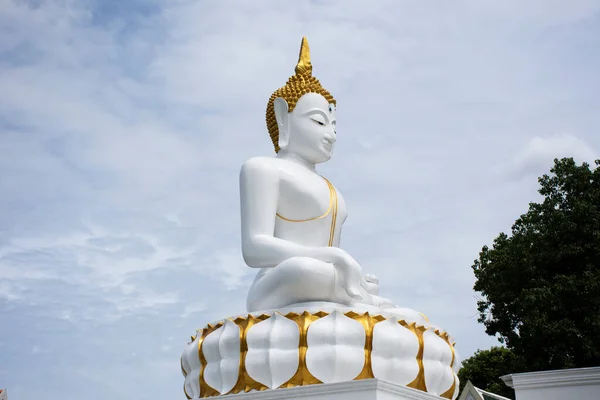 Thai Halkı Yabancı Gezginler Için Güzel Beyaz Buda Heykeli Ziyaret — Stok fotoğraf