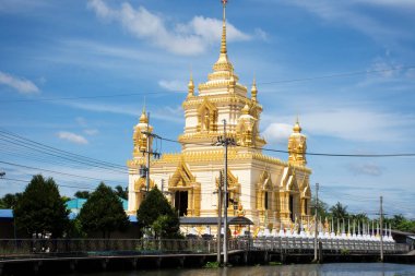 Wat Thammachariya Phirom tapınağındaki Stupa Chedi kırsalında Samut Sakhon, Tayland 'daki Ban Phaeo şehrindeki Khlong Damnoen Saduak kanalı ve şehir kırsal köyü ile akan su manzarasına bakın.