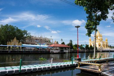 8 Haziran 2022 'de Ban Phaeo şehrindeki Wat Thammachariya Phirom Tapınağı' nın Khlong Damnoen Saduak kanalı ve kırsal kırsal kesim ile su akışı.