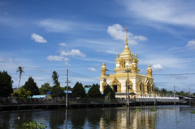 Wat Thammachariya Phirom tapınağındaki Stupa Chedi kırsalında Samut Sakhon, Tayland 'daki Ban Phaeo şehrindeki Khlong Damnoen Saduak kanalı ve şehir kırsal köyü ile akan su manzarasına bakın.