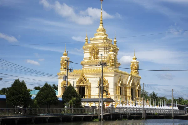 Wat Thammachariya Phirom tapınağındaki Stupa Chedi kırsalında Samut Sakhon, Tayland 'daki Ban Phaeo şehrindeki Khlong Damnoen Saduak kanalı ve şehir kırsal köyü ile akan su manzarasına bakın.