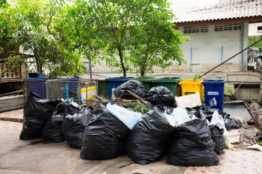 Tayland 'ın Nonthaburi kentindeki Wat Sangkhatan Tapınağı' nda çöp ve çöp toplayan Taylandlılar için çöp tenekesi ve geri dönüşümlü bölge.