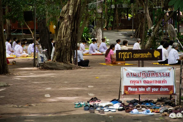 Тайцы Присоединяются Соблюдать Религиозные Практиковать Дхарму Медитировать Уважение Молиться Статуей — стоковое фото