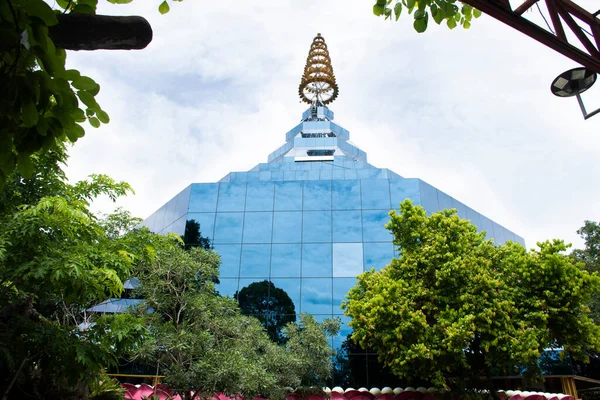 관광객들을 교회와 전통적 태국논 부리에 반사원을 방문하여 기도를 존중하고 — 스톡 사진