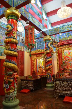 Jui Lordu 'nun Çin kökenli Çin tapınağı ve Tayland halkı, 13 Mart 2011' de Bang Bua Thong 'da kutsanmış dilek tanrısı açısına saygı duyarlar.