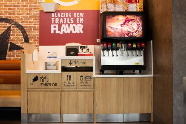 Tayland, Nonthaburi 'de 18 Haziran 2022' de Bangbuathong 'daki modern ve elverişli fast food restoranında Tayland müşterileri için baharatlı ve çeşitli meşrubat siparişi vermektedir.