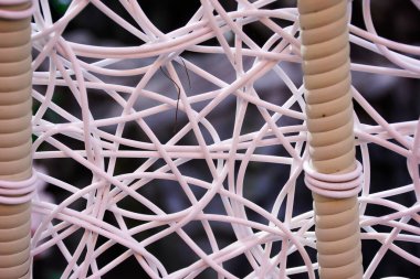 El yapımı beyaz rattan ve klasik sanat ve el işi mobilya arka planında bambu hasır örgü ile sanatsal iç dekorasyon.