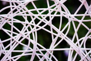 El yapımı beyaz rattan ve klasik sanat ve el işi mobilya arka planında bambu hasır örgü ile sanatsal iç dekorasyon.