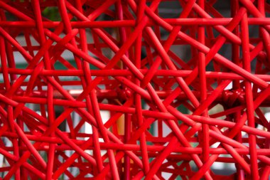 El yapımı kırmızı rattan ve klasik sanat ve el işi mobilya arka planında bambu hasır örgü ile sanatsal iç dekorasyon.