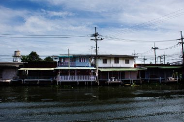 Samut Sakhon Tayland 'daki Ban Phaeo şehrinde uzun kuyruk teknesine binen Taylandlı insanların yaşadığı Khlong Damnoen Saduak Kanalı ve kırsal köy antika antika evinin manzarasına bakın.