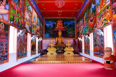 Taylandlı gezginler için antik Buda heykeli 27 Mayıs 2020 'de Chai Nat, Tayland' da bulunan Wat Phra Kaew tapınağının kutsal ve gizemli tapınağını ziyaret eder.