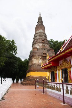 Antik stupa ya da antik çek ve harabeler Tayland 'ın Chai Nat kentindeki Wat Phra Kaew tapınağının kutsal gizemi için seyahat eden Taylandlı insanlar için Buda ve ubosot ziyaret eder ve dua eder.