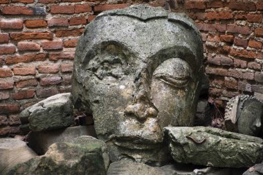 Antik yıkılmış Buda heykeli antik harabelerde Taylandlılar için harabe gezginler için ziyaret ziyaret saygı ve ibadet Wat Phra Kaew 'de kutsal gizemli ibadet Chai Nat, Tayland