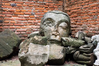 Antik yıkılmış Buda heykeli antik harabelerde Taylandlılar için harabe gezginler için ziyaret ziyaret saygı ve ibadet Wat Phra Kaew 'de kutsal gizemli ibadet Chai Nat, Tayland