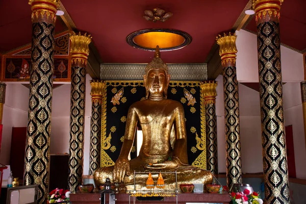Antigua Estatua Oro Buddha Ubosot Antiguo Para Gente Tailandesa Viajero — Foto de Stock