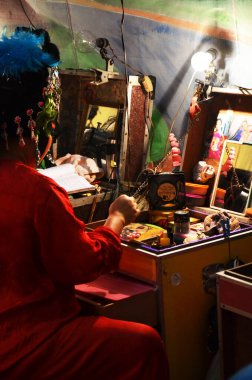 13 Mart 2011 'de Bangkok Tayland' da geleneksel Çin klasik operasını canlandırmak için Çin kökenli makyajcı insanların yüzlerine makyaj yapıp antik oyunculuk kıyafetleri giymeleri gerekiyor.