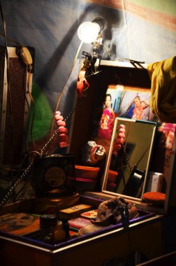 13 Mart 2011 'de Bangkok Tayland' da geleneksel Çin klasik operasını canlandırmak için Çin kökenli makyajcı insanların yüzlerine makyaj yapıp antik oyunculuk kıyafetleri giymeleri gerekiyor.