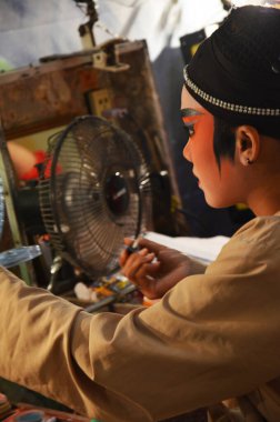 13 Mart 2011 'de Bangkok Tayland' da geleneksel Çin klasik operasını canlandırmak için Çin kökenli makyajcı insanların yüzlerine makyaj yapıp antik oyunculuk kıyafetleri giymeleri gerekiyor.